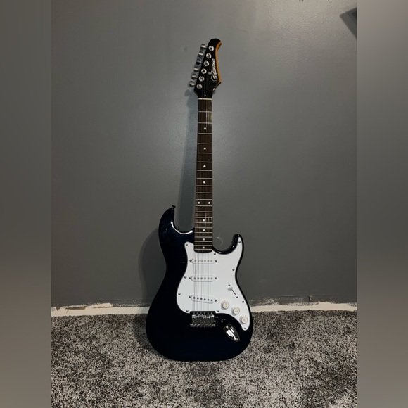 Silvertone Electric Guitar and Amp - Picture 1 of 14